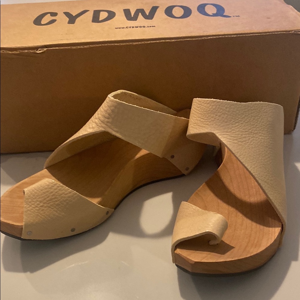Light Beige Slip-On Sandals with Minimalist Design and Platform Sole
